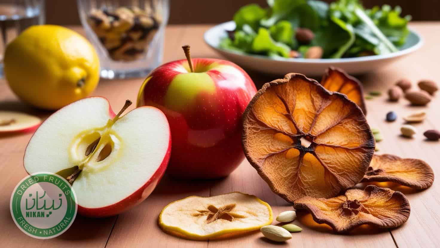 برش‌های سیب تازه و خشک شده در ظرف، نشان‌دهنده میان‌ وعده سالم