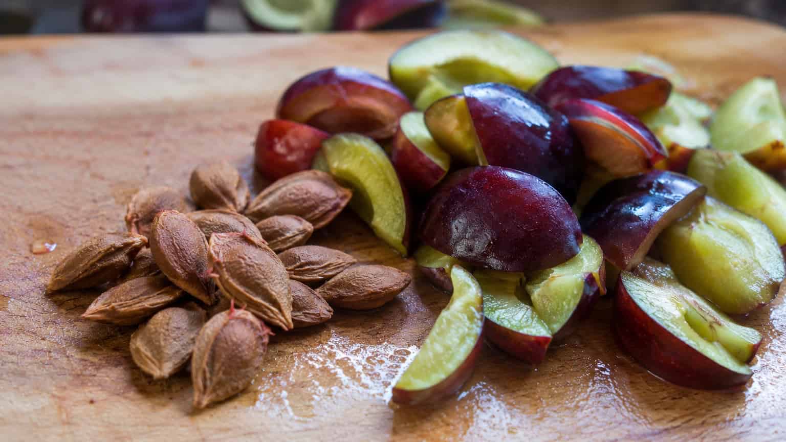 هسته گیری و خرد کردن آلوها