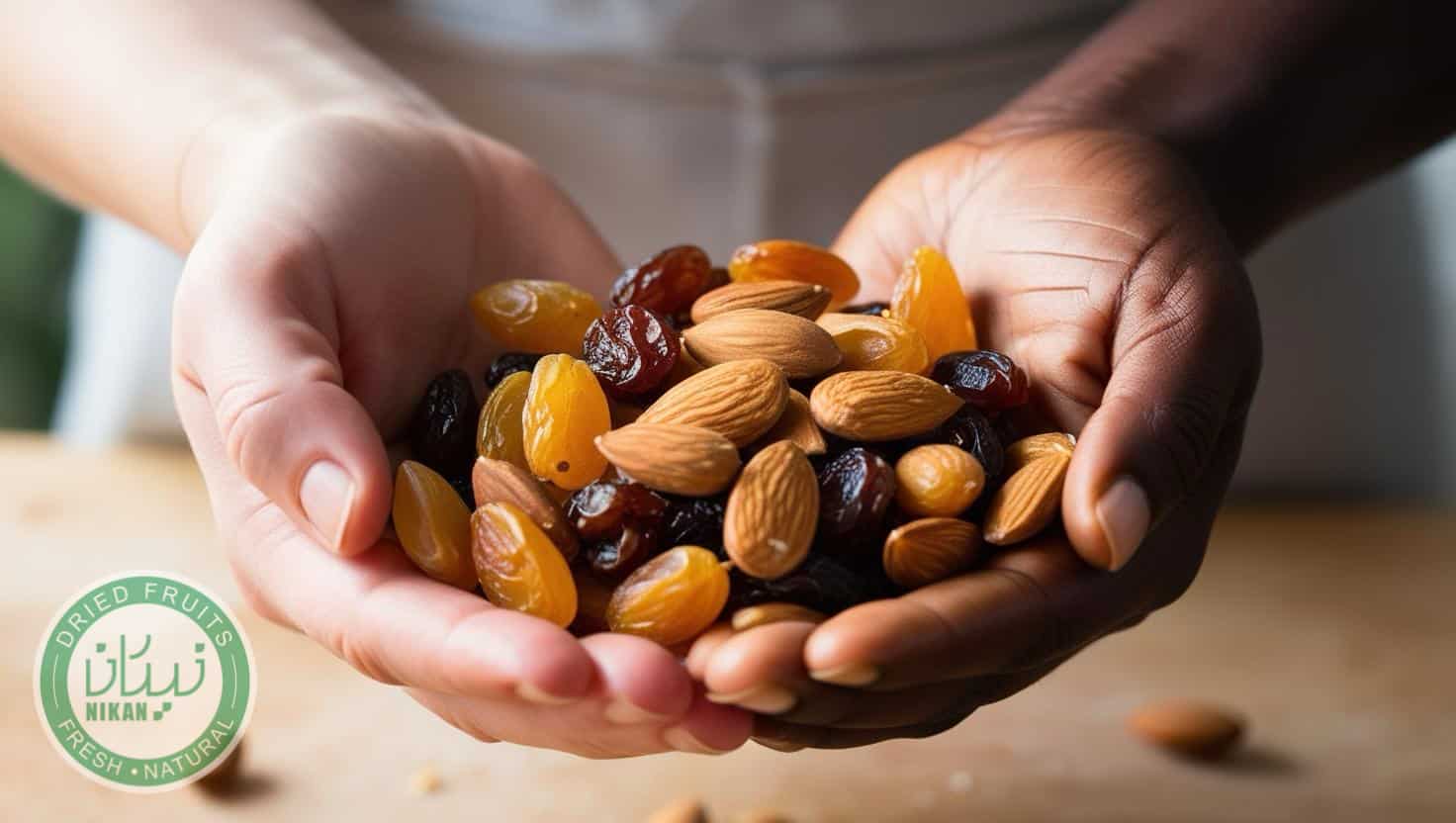 یک مشت پر از کشمش و بادام