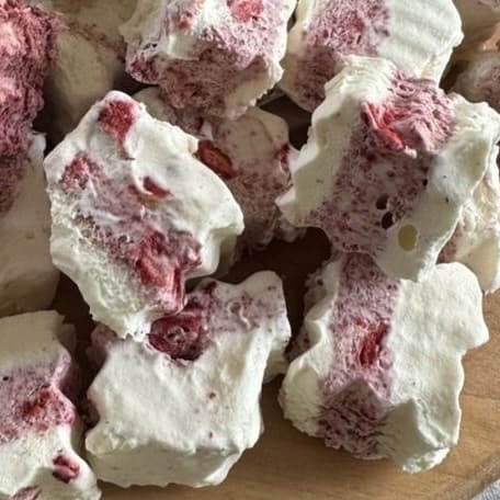  بستنی خشک با تکه های توت فرنگی نیکان 